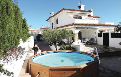Three-bedroom Holiday Home In Miami Platja