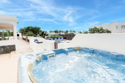 Playa Blanca Villa Sleeps 12 Pool Wifi
