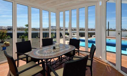 Playa Blanca Villa Sleeps 6 Pool Wifi