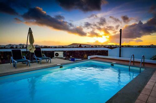 Playa Blanca Villa Sleeps 6 Pool Wifi