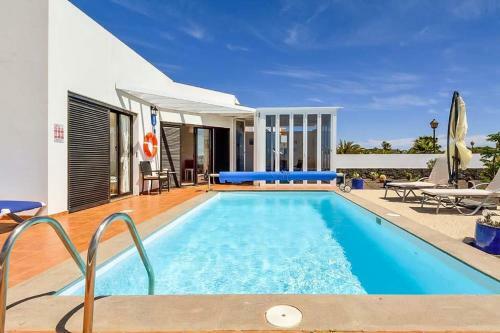 Playa Blanca Villa Sleeps 6 Pool Wifi