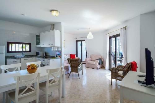 Playa Blanca Villa Sleeps 6 Pool Wifi