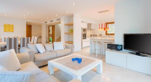 Pollenca Villa Sleeps 8 Pool Air Con Wifi