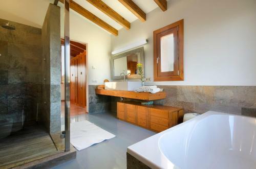 Pollenca Villa Sleeps 8 Pool Wifi