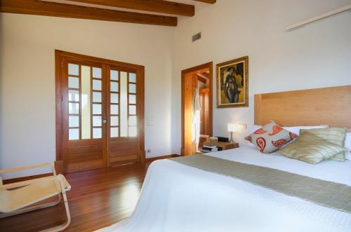 Pollenca Villa Sleeps 8 Pool Wifi