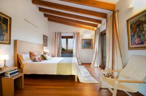 Pollenca Villa Sleeps 8 Pool Wifi