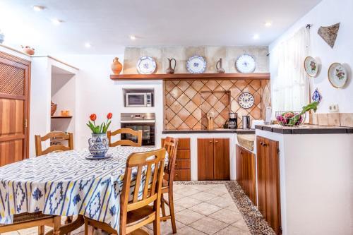 Pollenca Villa Sleeps 8 Pool Air Con Wifi