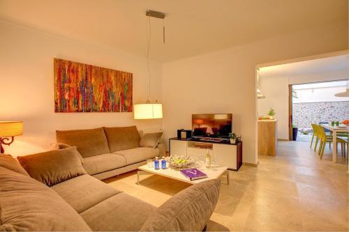 Pollenca Villa Sleeps 8 Air Con Wifi