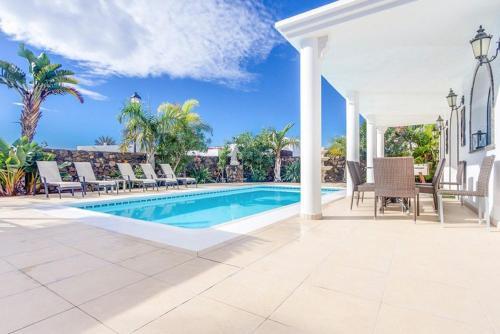 Puerto Del Carmen Villa Sleeps 8 Pool Wifi