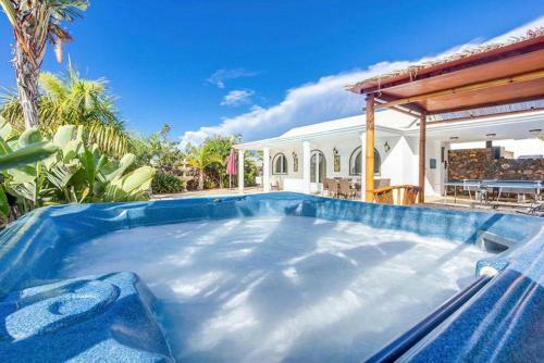 Puerto Del Carmen Villa Sleeps 8 Pool Wifi