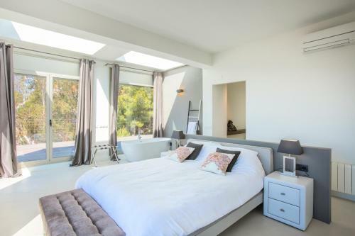 Tamariu Villa Sleeps 8 Pool Wifi