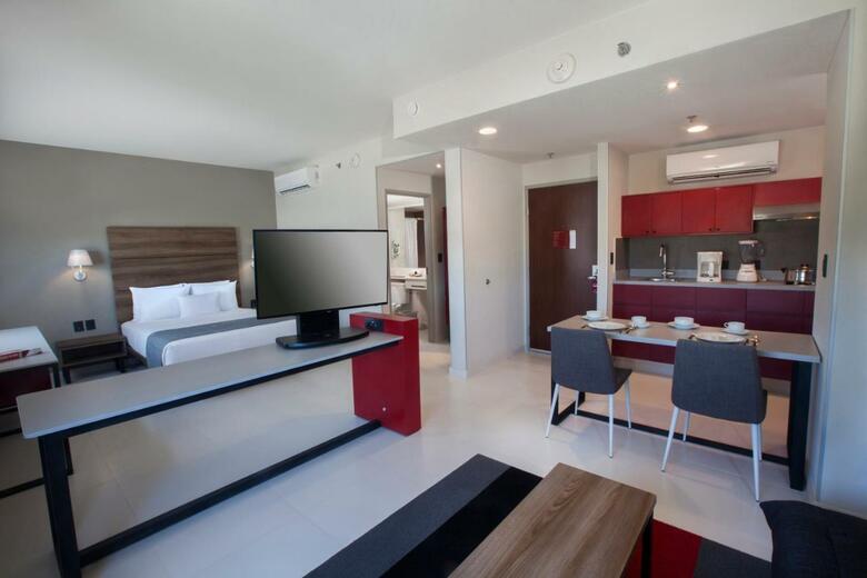 Hotel City Express Suites Cabo San Lucas