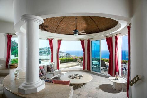 Villa Thunderbird