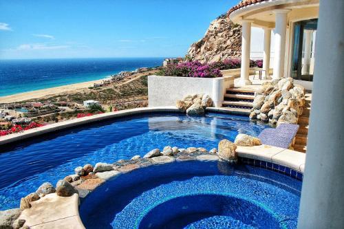 Villa Thunderbird