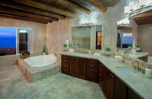 Panoramic Ocean Views At Hillside Casa Mirador