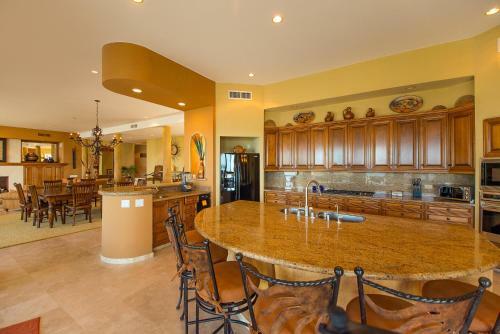 7 Br Home For 18 With Ocean Views, Villa Las Flores