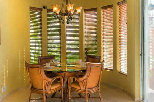 7 Br Home For 18 With Ocean Views, Villa Las Flores