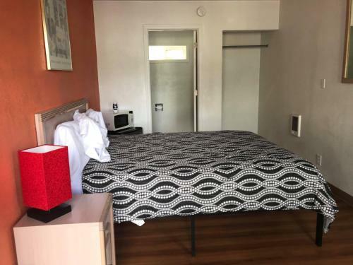 Royal Gateway Motel