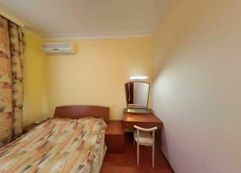 Yanais Hotel