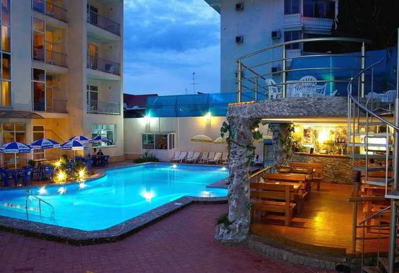 Yanais Hotel