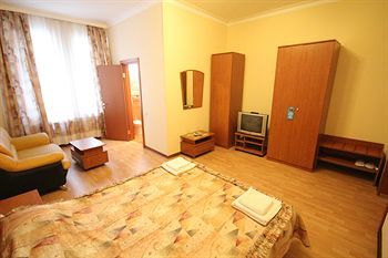 Yanais Hotel