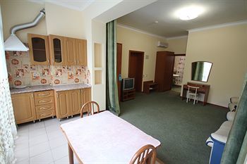 Yanais Hotel