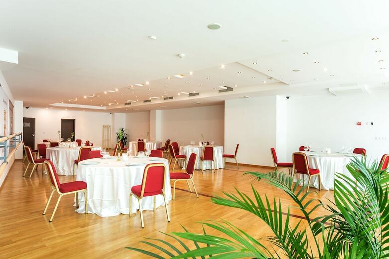 Earth And People Hotel & Spa