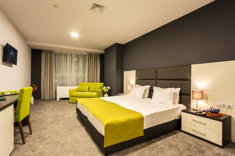 Earth And People Hotel & Spa