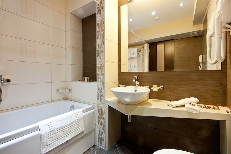 Earth And People Hotel & Spa
