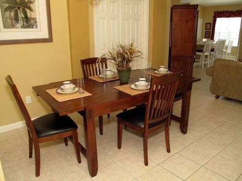 Beautiful 4 Bedroom 3 Bath Pool Home In Gated Resort