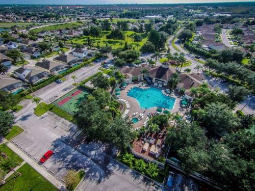 Beautiful 4 Bedroom 3 Bath Pool Home In Gated Resort