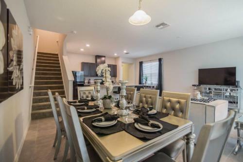 Glamorous 4 Bedroom 3.5 Bath End Unit Town Home Located In Compass Bay