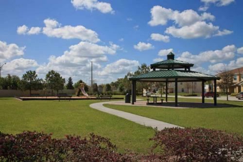 Glamorous 4 Bedroom 3.5 Bath End Unit Town Home Located In Compass Bay