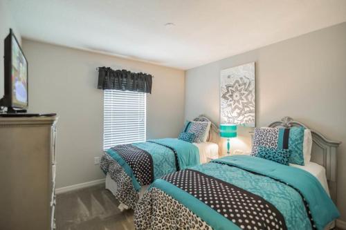 Glamorous 4 Bedroom 3.5 Bath End Unit Town Home Located In Compass Bay