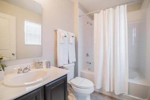 Glamorous 4 Bedroom 3.5 Bath End Unit Town Home Located In Compass Bay
