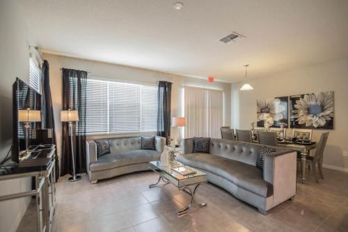 Glamorous 4 Bedroom 3.5 Bath End Unit Town Home Located In Compass Bay