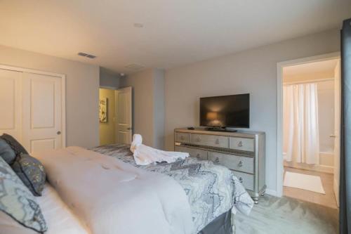 Glamorous 4 Bedroom 3.5 Bath End Unit Town Home Located In Compass Bay