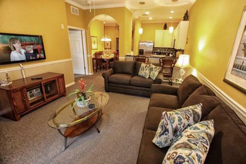 Lovely 3 Bedroom 2 Bath Condo With Lake View