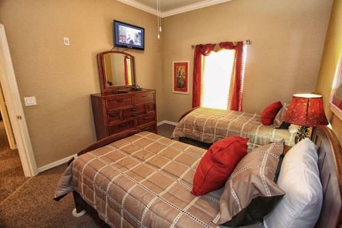 Lovely 3 Bedroom 2 Bath Condo With Lake View