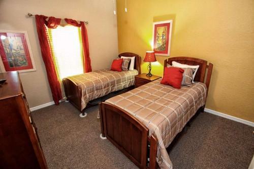 Lovely 3 Bedroom 2 Bath Condo With Lake View