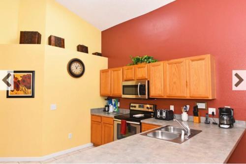 Emerald Island 5 Bedroom 3 Bath Pool Home