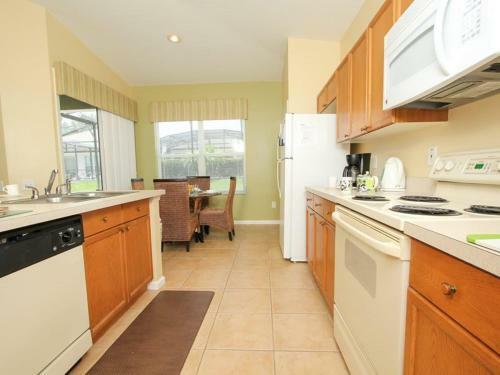 Spacious 4 Bed Pool Home Near Disney In Gated Resort