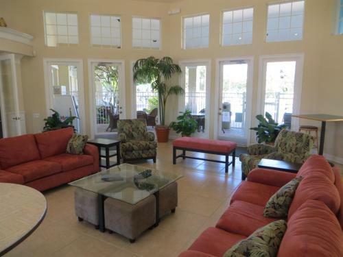 Lovely 4 Bedroom 3 Bath Pool Home In Gated Resort