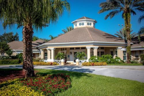 Lovely 4 Bedroom 3 Bath Pool Home In Gated Resort