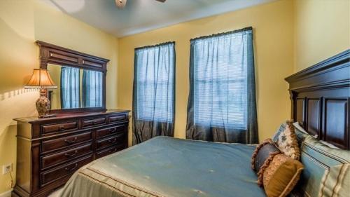 Lovely 4 Bedroom 3 Bath Pool Home In Gated Resort
