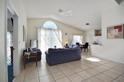Conveniently Located 4 Bedroom 3 Bath Pool Home In Lindfields