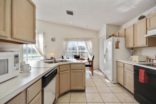 Conveniently Located 4 Bedroom 3 Bath Pool Home In Lindfields