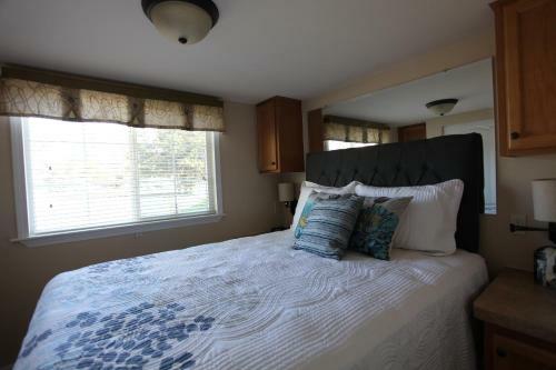 Sherwood Forest Premium Loft Cottage 10