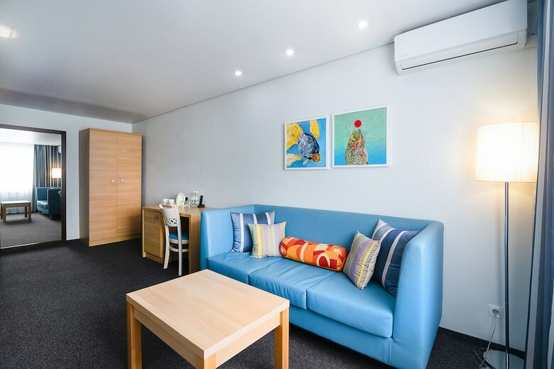 Hotel Equator