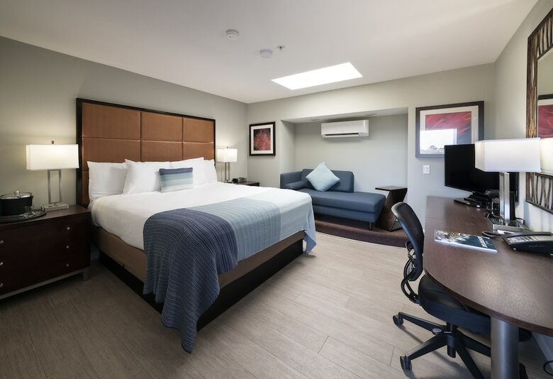 Hotel Mariposa Inn And Suites